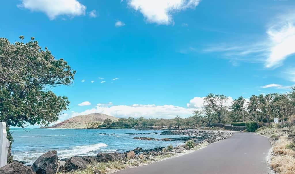 a walking path along the beach in maui